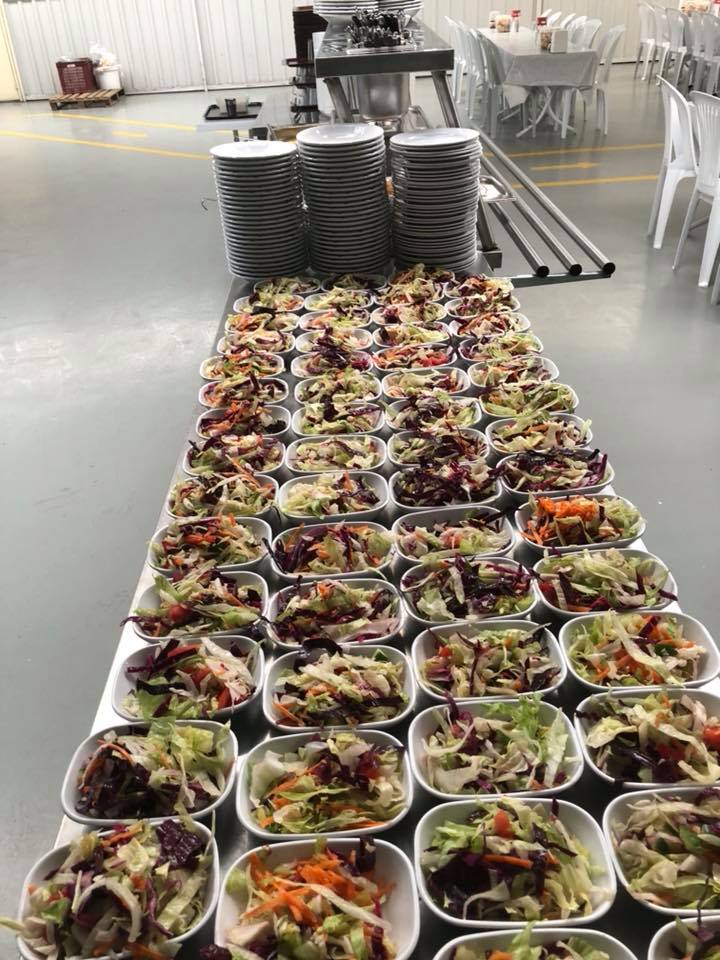 Günlük hazırlanan salata kaseleri